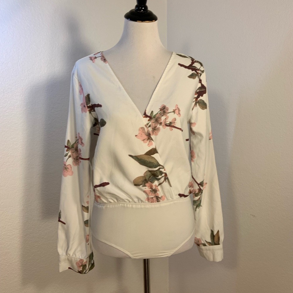 🌹Newly Listed🌹EUC Missguided Floral Wrap Bodysuit - Size 4
